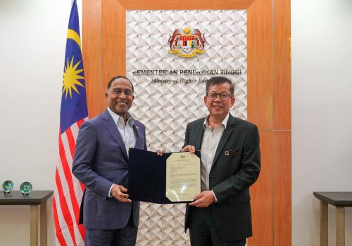 YB Menteri Pendidikan Tinggi Serah Surat Pelantikan Semula Timbalan Naib Canselor (Penyelidikan Dan Inovasi) Universiti Teknikal Malaysia Melaka